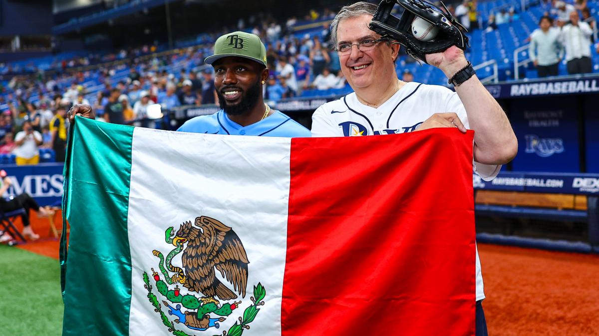 Grandes Ligas: Marcelo Ebrard lanza la primera bola en el juego entre Tampa Bay Rays y Milwaukee Brewers