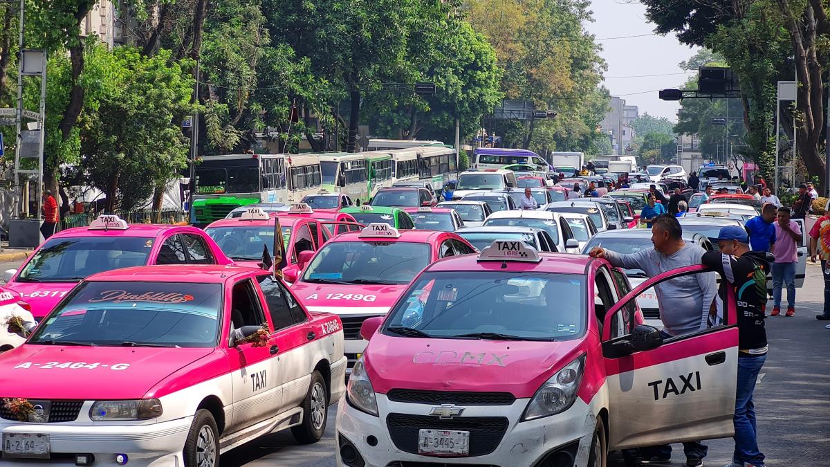 Taxistas bloquean Eje Central; piden regular apps de transporte