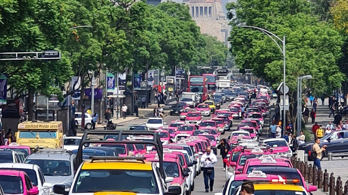 Taxistas bloquean CDMX y Semovi les pide 'mejorar el servicio'