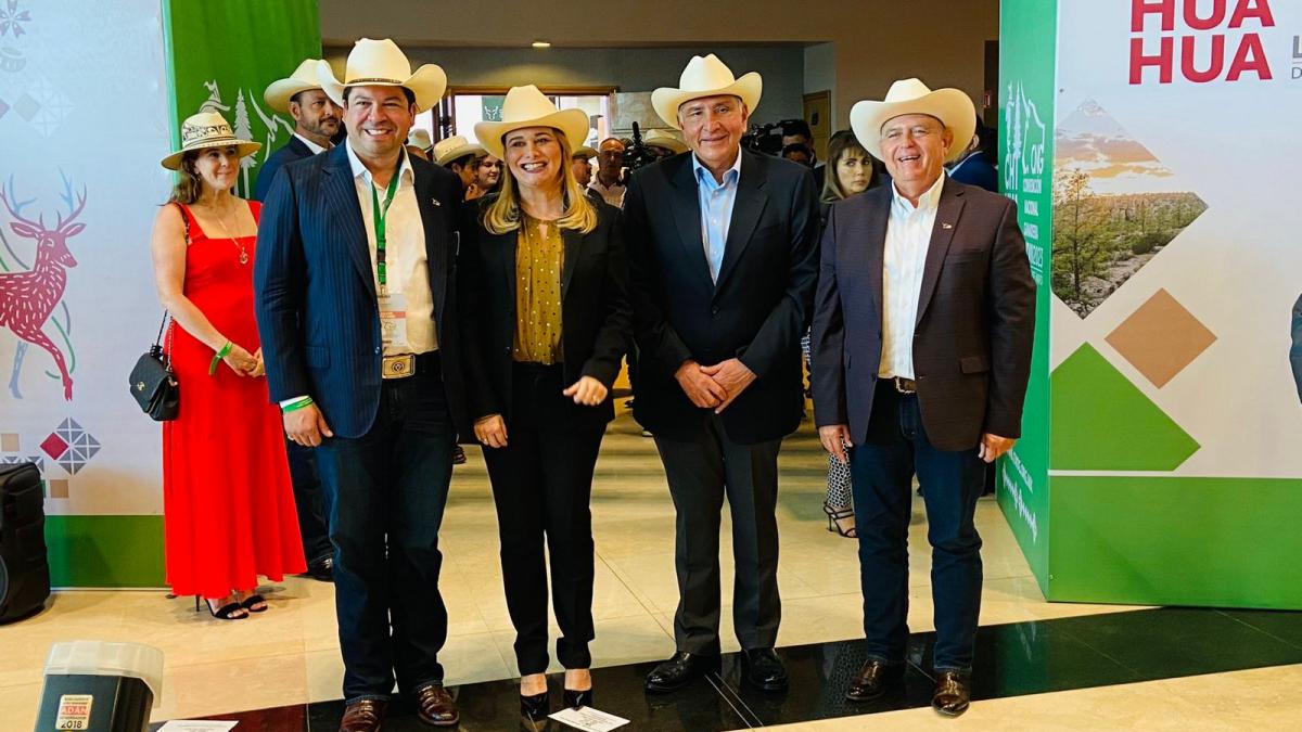 Adán Augusto recibe agradecimiento de empresarios en Convención Ganadera de Chihuahua