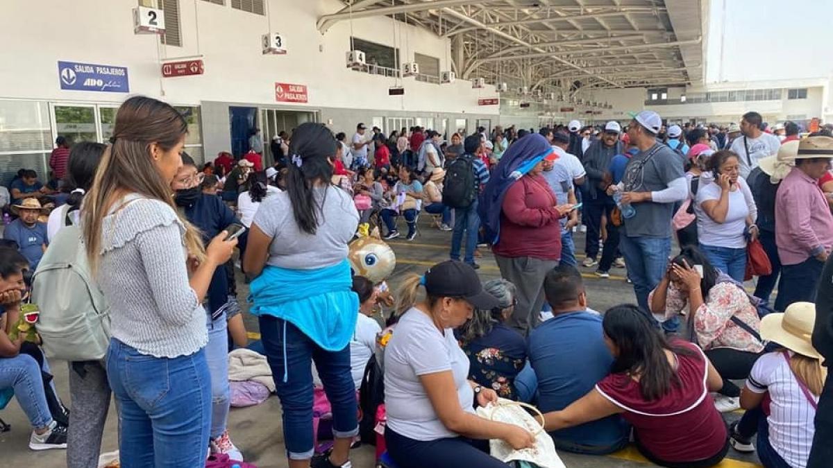 CNTE vuelve a tomar accesos al aeropuerto de Oaxaca y terminal de autobuses