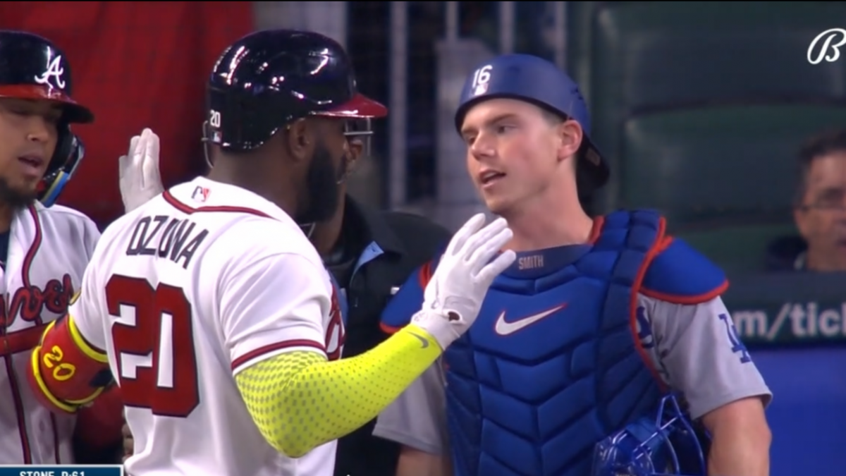 Grandes Ligas: Pelotero de los Bravos de Atlanta da batazo a catcher de los Dodgers y se enfrascaron en una fuerte discusión