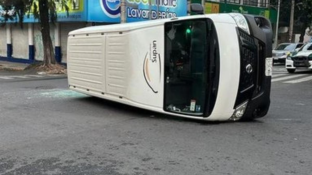 ¡Cuidado! Reportan choque de 2 camionetas en Azcapotzalco