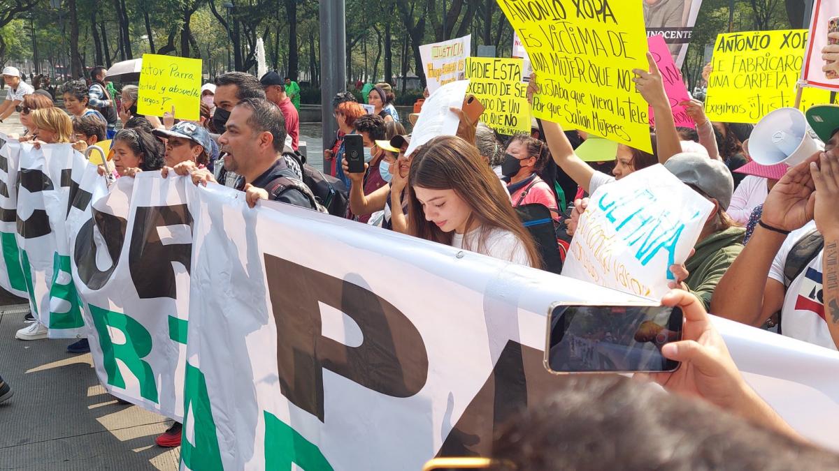 FOTOS. Hija de Héctor Parra marcha en Av. Juárez para exigir justicia para su papá