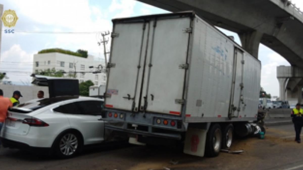 VIDEO. Tráiler impacta 5 vehículos, incluido un Tesla, en Paseo de la Reforma