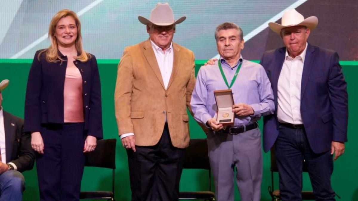 Salvaguarda Agricultura sanidad de productos cárnicos e intereses del sector ganadero: Víctor Villalobos