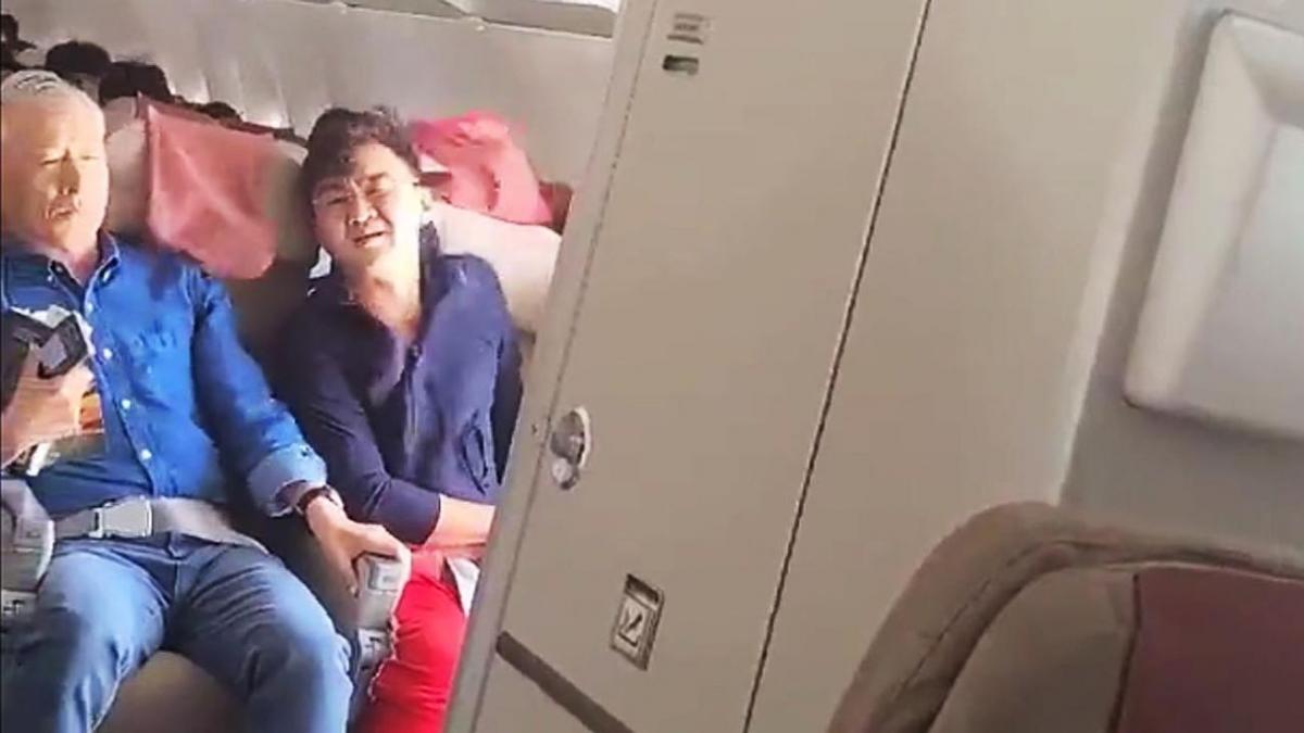 VIDEO. Pasajero abre la puerta de un avión en pleno vuelo