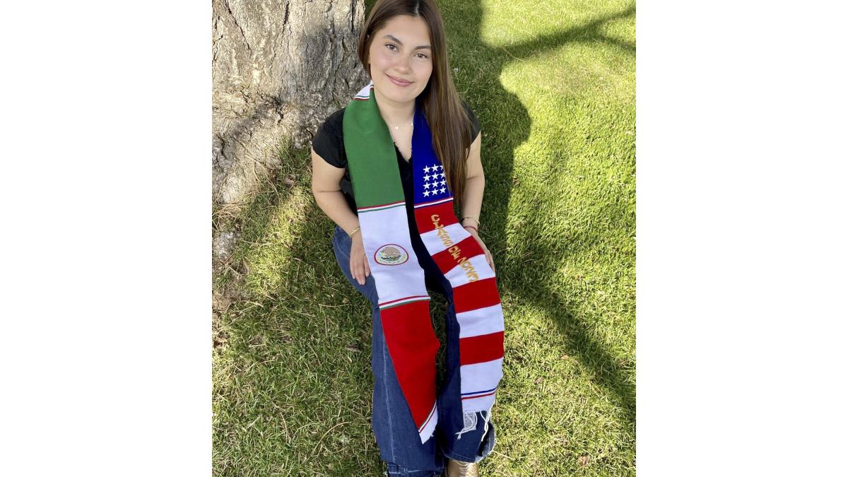 Ella es Naomi, estudiante que quiere usar chalina con banderas de México y EU en su graduación