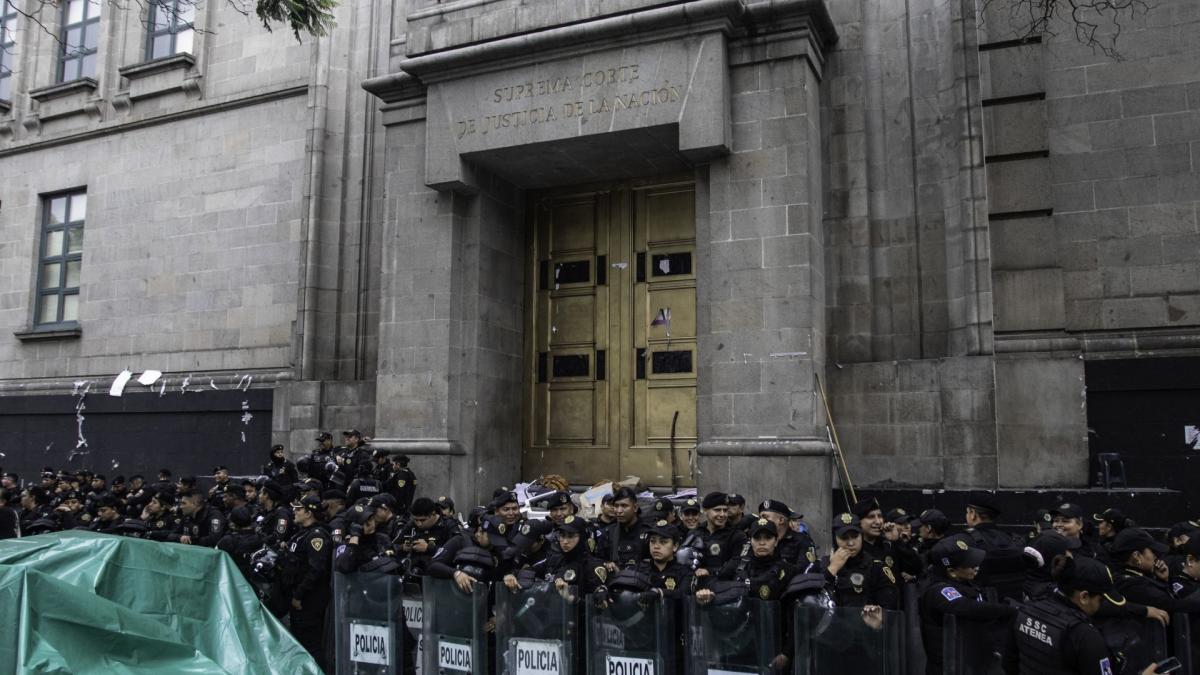 VIDEO. En marcha por la SCJN, quitan plantón instalado frente a la Corte