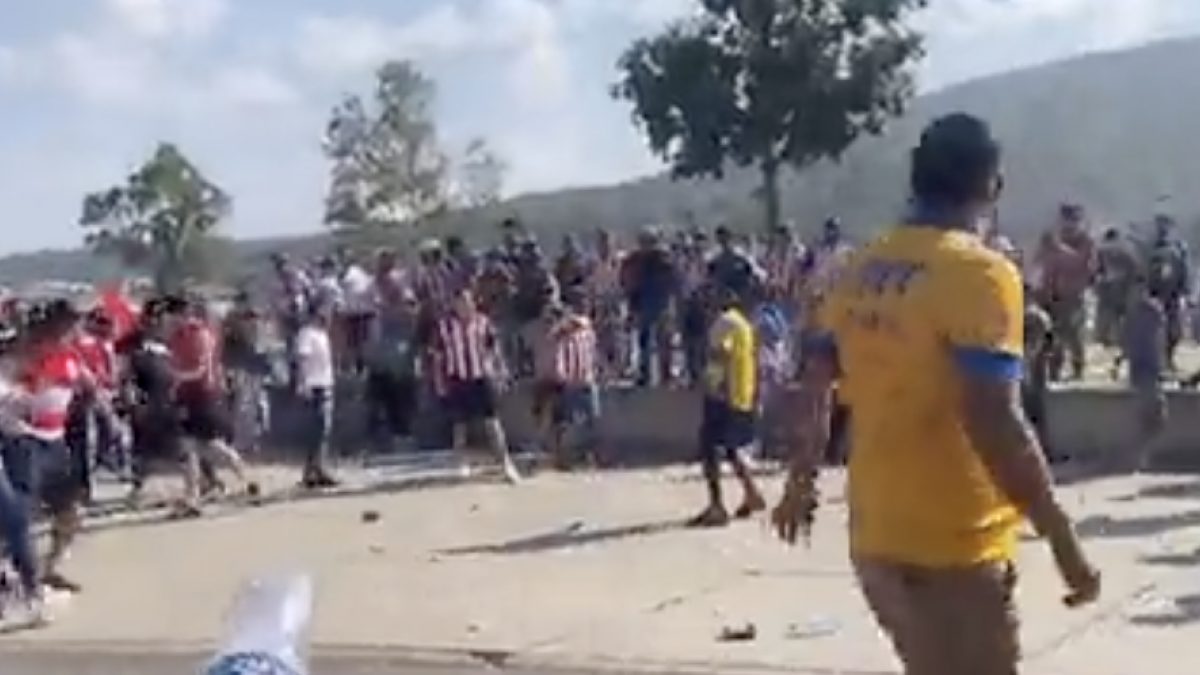 Final Chivas vs Tigres: Aficionados de ambos equipos arman lamentable riña previo al juego