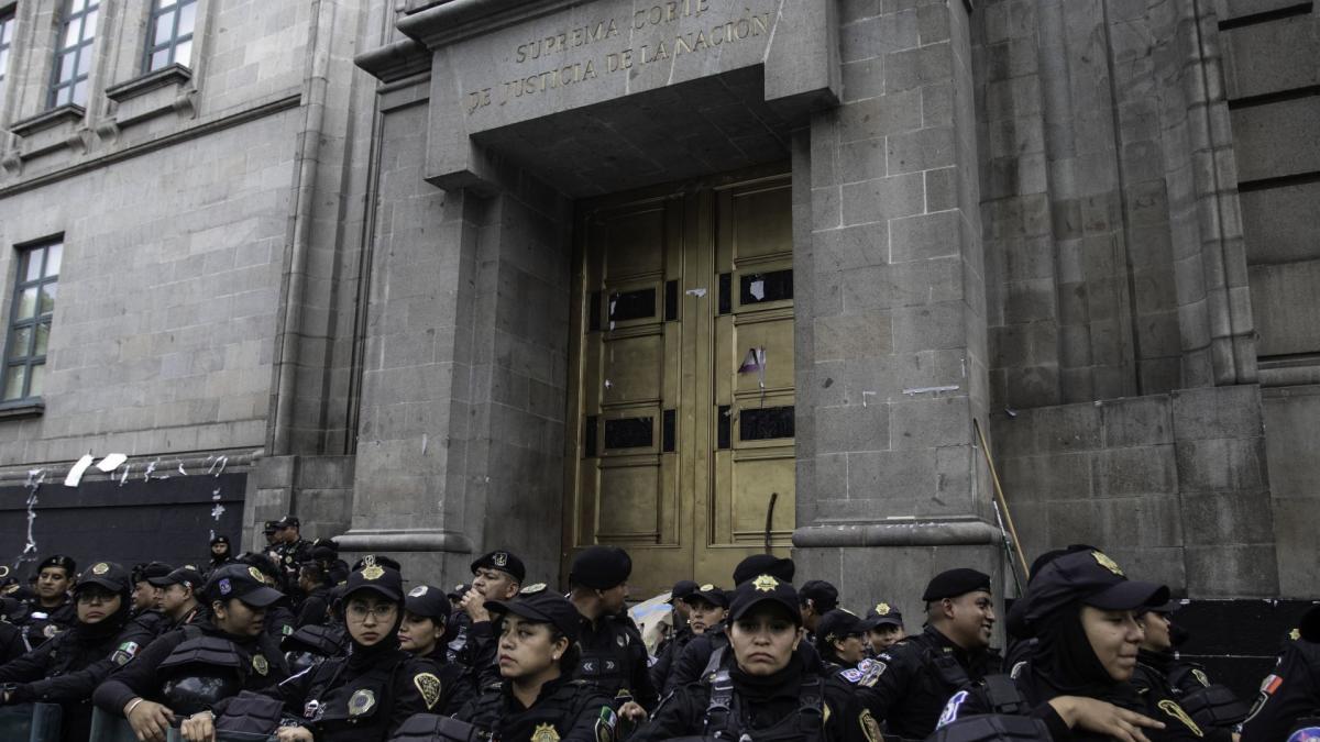 Celebran 'limpieza' de plantón en escalinatas de la SCJN; opositores de ministros prometen volver