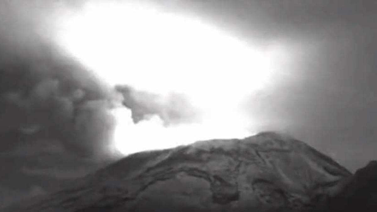 VIDEO. Popocatépetl registra nueva explosión; emite vapor de agua, gases y ceniza