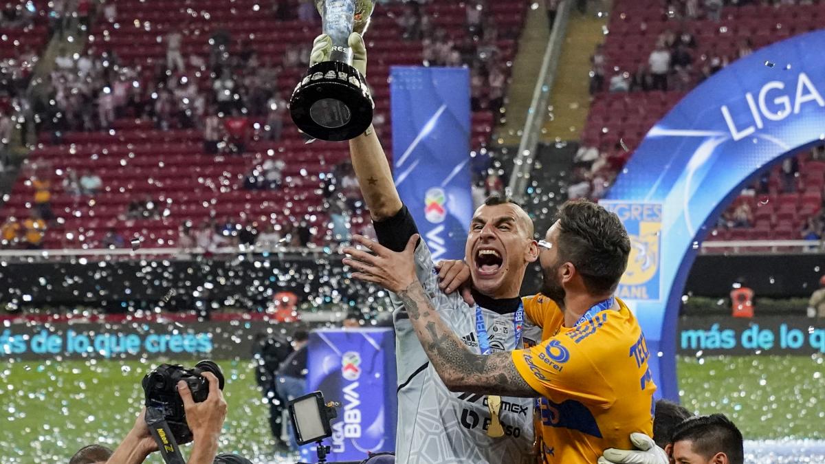 Tigres: Nahuel Guzmán se molesta por entrevistarlo y no dejarlo festejar; también le tira a quien le dijo "viejo"