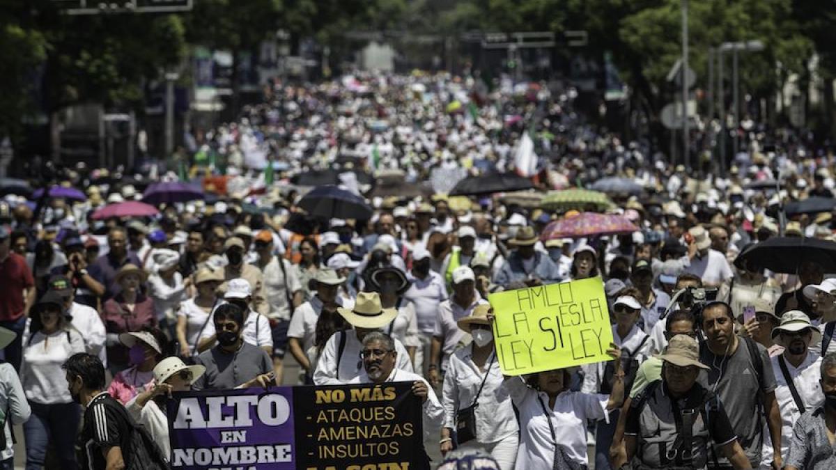 Marcha masiva a favor de la Corte… y encontronazo con los del plantón