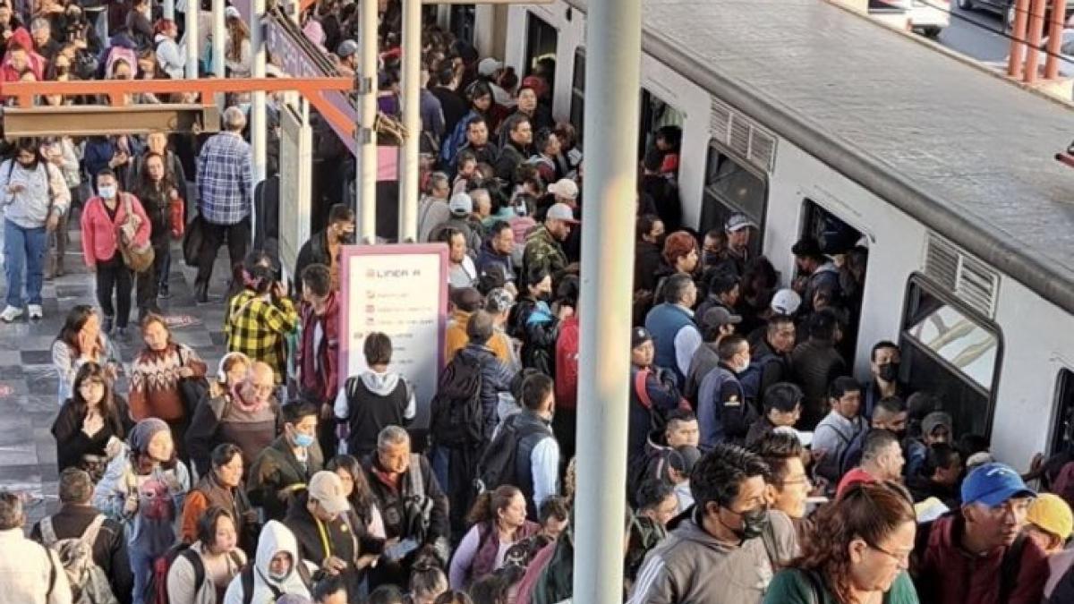 Metro CDMX. Desalojan tren en Línea A y provoca ‘caos’ y aglomeraciones