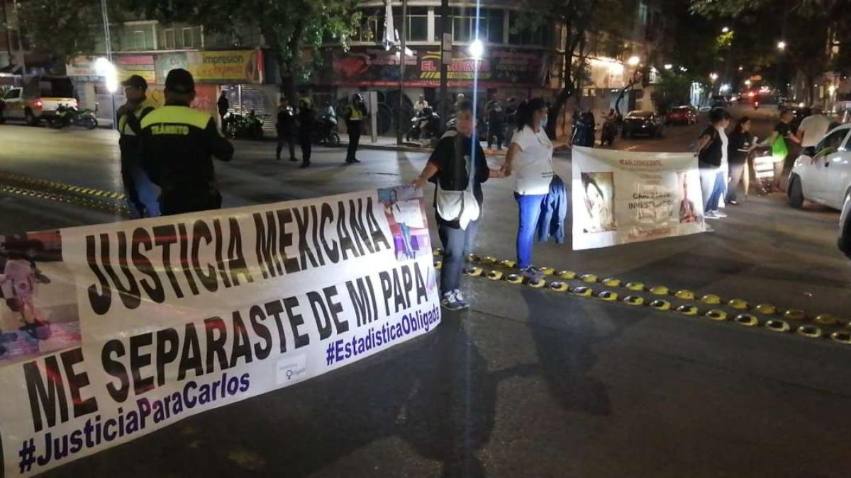 Bloqueo desquicia tránsito en Circuito Interior; acusan que ley vicaria atenta contra hombres