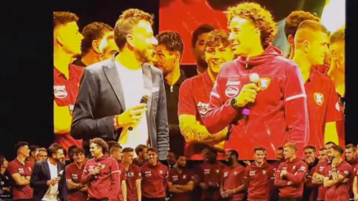 VIDEO: Memo Ochoa recibe emotivo homenaje de los aficionados de la Salernitana