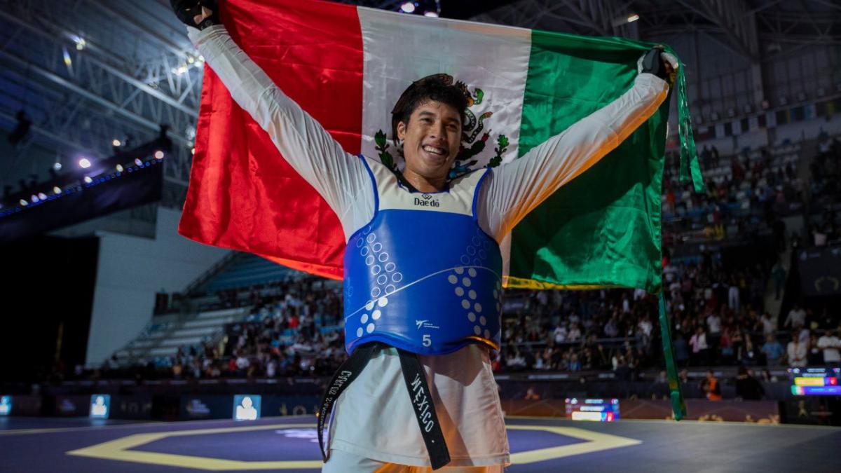 Carlos Sansores logra medalla de plata para México en Campeonato Mundial de taekwondo