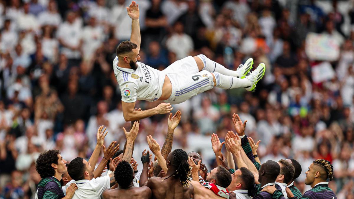 Real Madrid: Karim Benzema es despedido a lo grande por sus compañeros y afición (VIDEO)