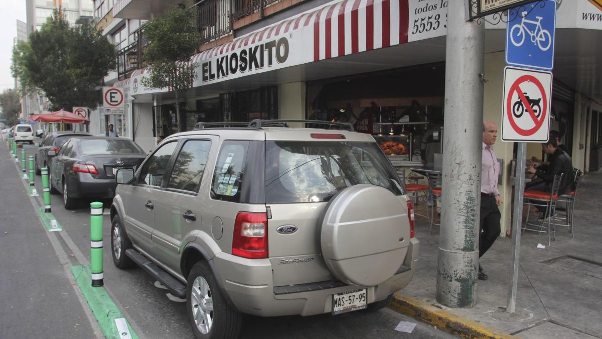 CDMX. Esta es la multa a pagar por estacionarse en la entrada de una casa