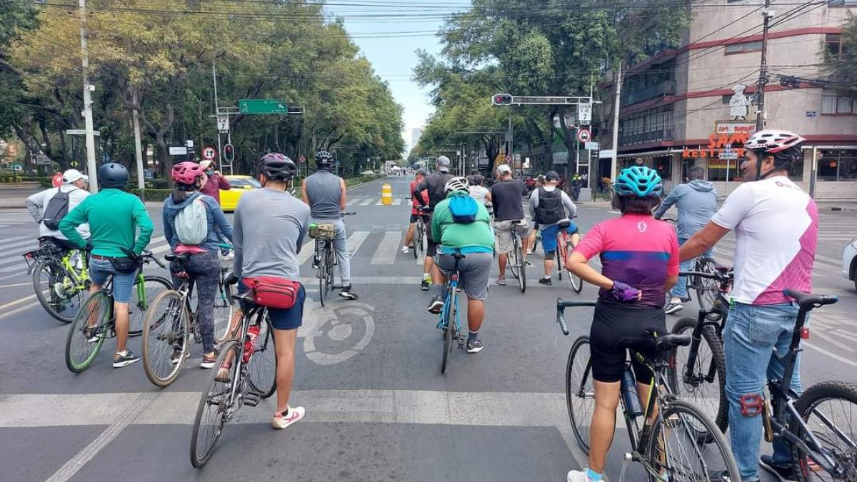 Centenares ruedan en bici por calles de CDMX