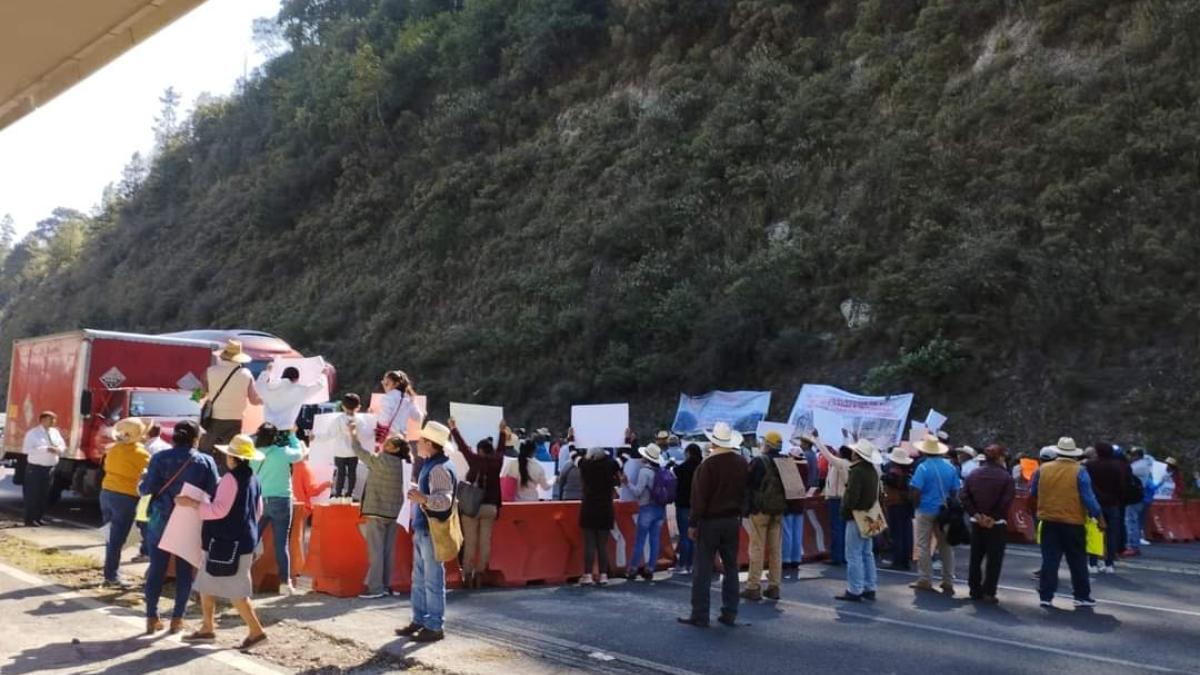 México-Toluca. Manifestantes mantienen la autopista bloqueada y provocan ‘caos’ vial