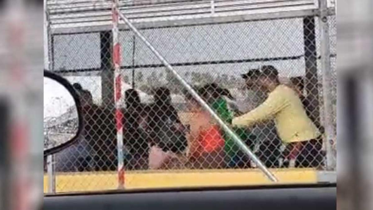 Migrantes intentan cruce ilegal a EU por puente de Matamoros; tras 'estampida' cierran acceso