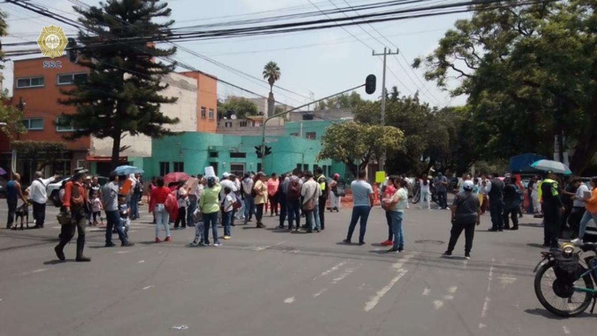 VIDEO. Vecinos bloquean en la Colonia Del Valle para que retiren espectaculares