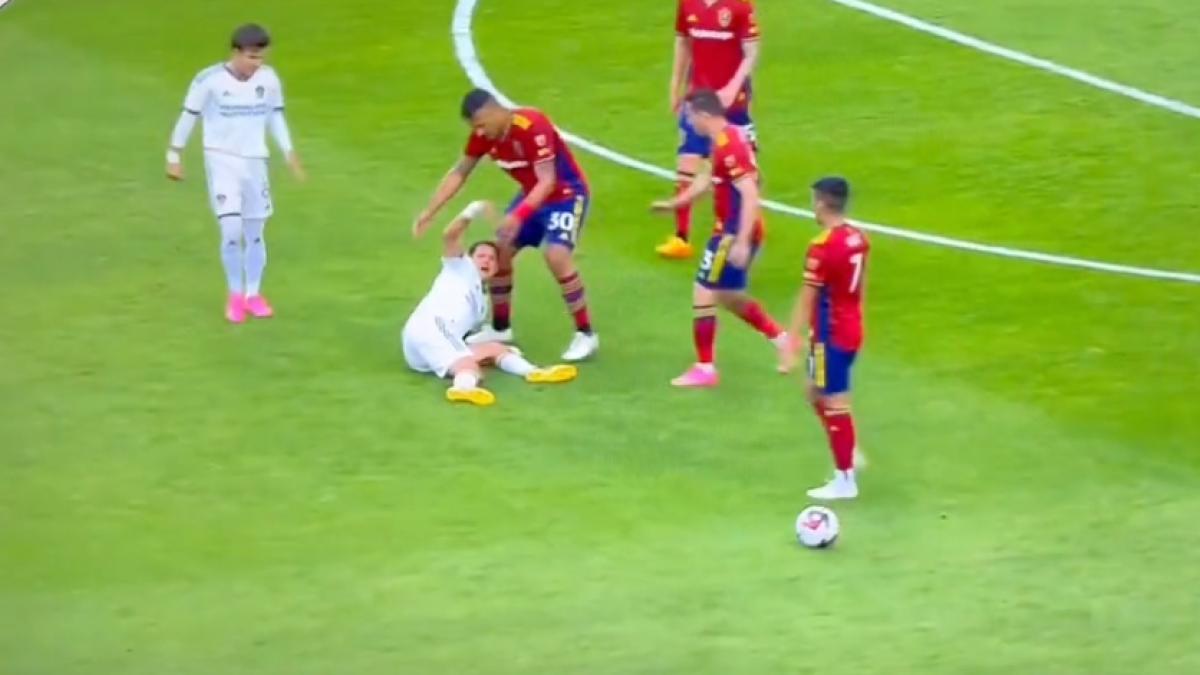 VIDEO: 'Chicharito' Hernández sufre terrible lesión en la rodilla, sale llorando y en camilla en partido del LA Galaxy en la U.S. Open Cup