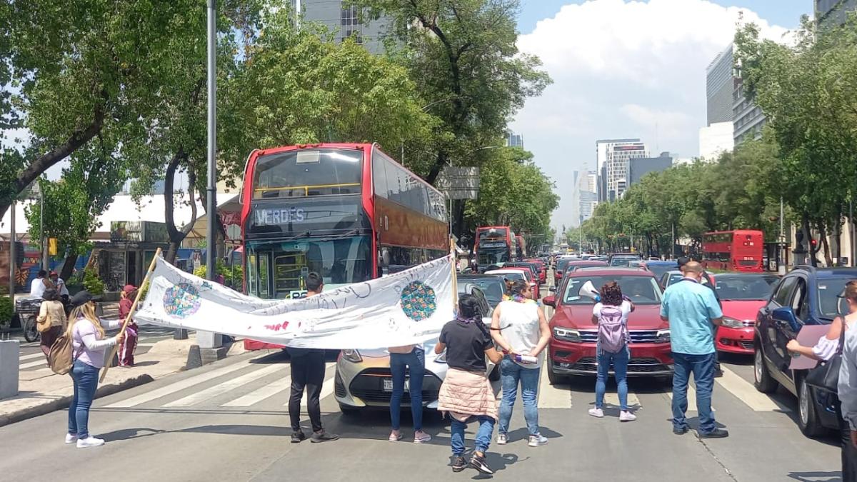 VIDEO. Bloquean Paseo de la Reforma para denunciar acoso en Colegio Isacc Ochoterena