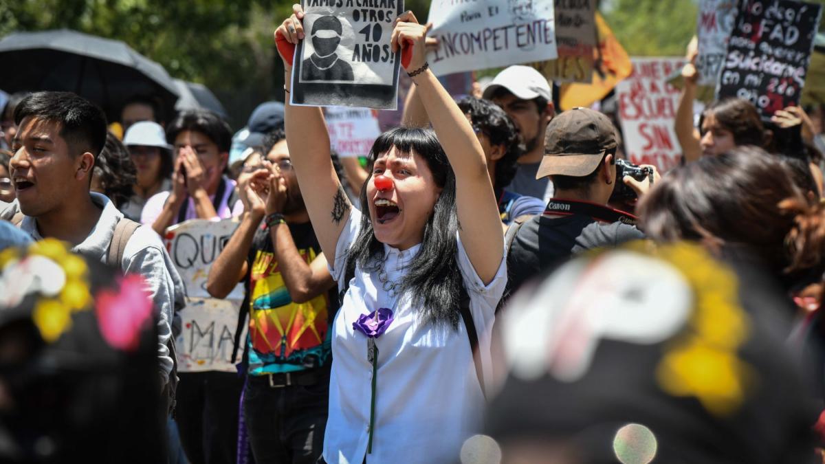 Estudiantes de la FAD denuncian acoso y marchan a rectoría; exigen destitución de directivos