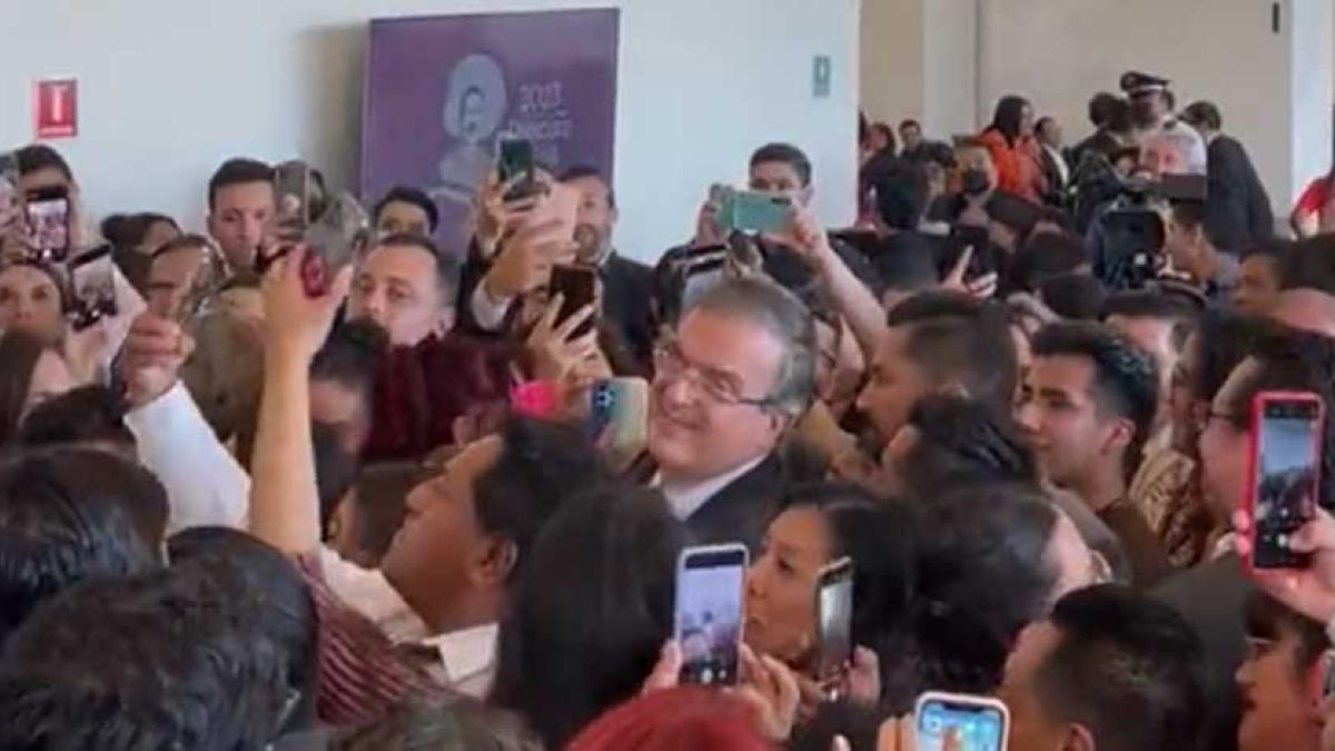 Con mariachi y porras: Así despide personal de la SRE a Marcelo Ebrard