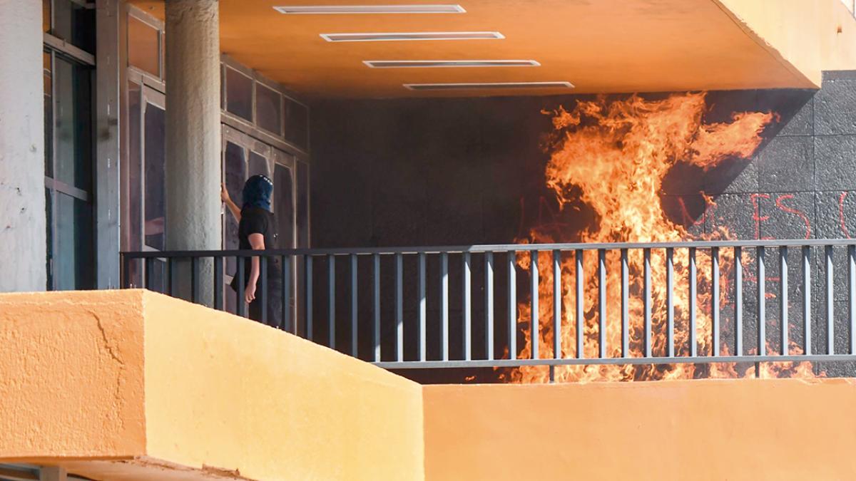 Encapuchados vandalizan Torre de Rectoría