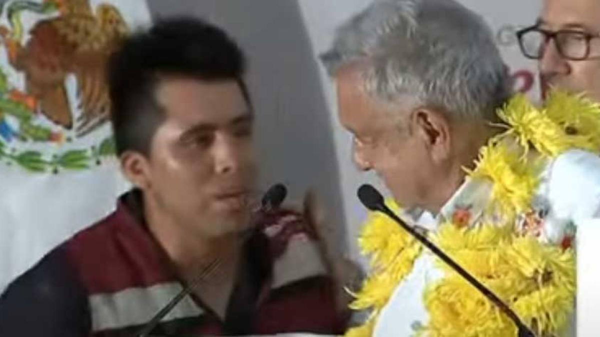 Joven interrumpe discurso de AMLO durante evento en Veracruz; le pide que apoye a Adán Augusto López (VIDEO)