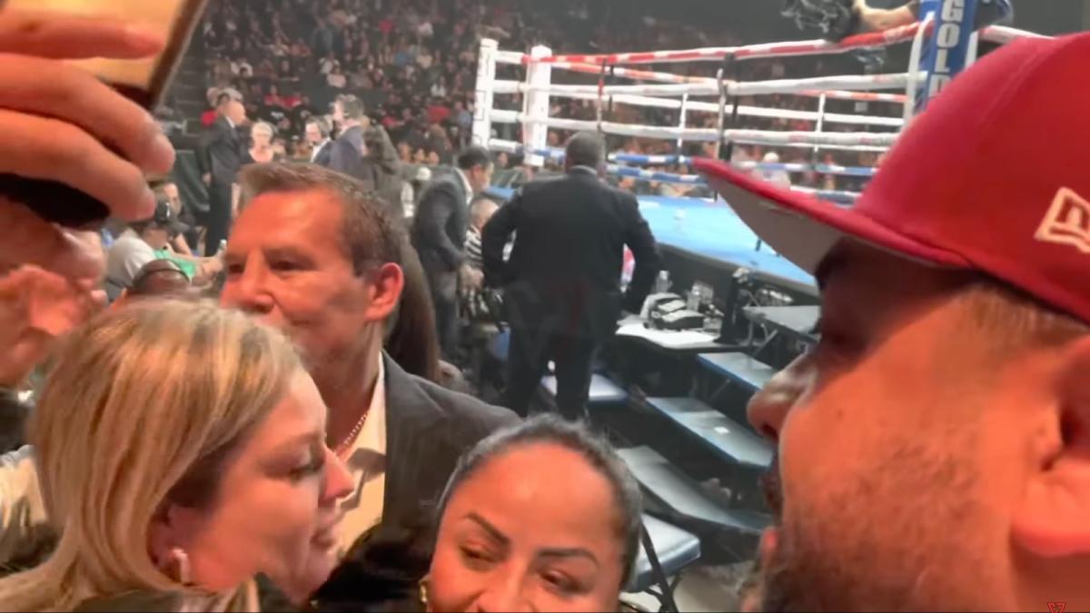 BOX: Julio César Chávez se molesta al recibir sorpresa de Óscar de la Hoya y el encontronazo se hace viral (VIDEO)