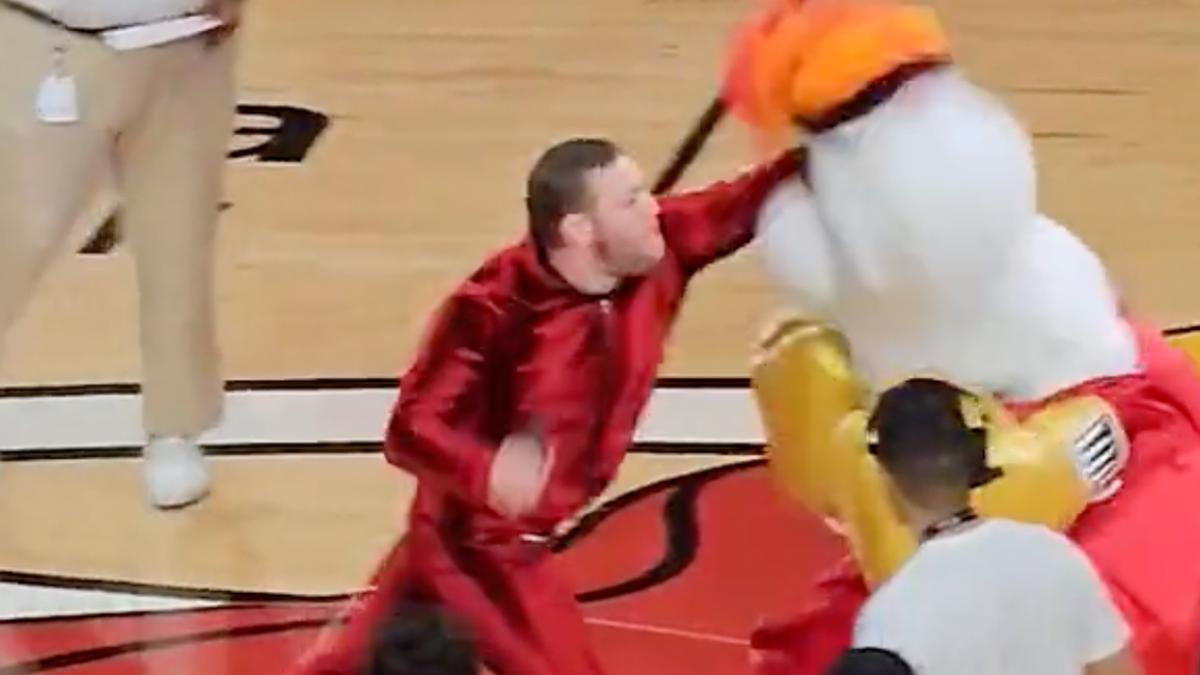 NBA: Conor McGregor golpea a la mascota del Miami Heat de una manera brutal y lo manda al hospital (VIDEO)