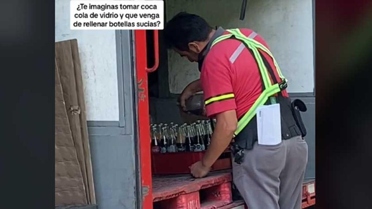 VIDEO. Cachan a empleado de Coca-Cola rellenando botellas sucias de refresco, 'para volverlas a vender'