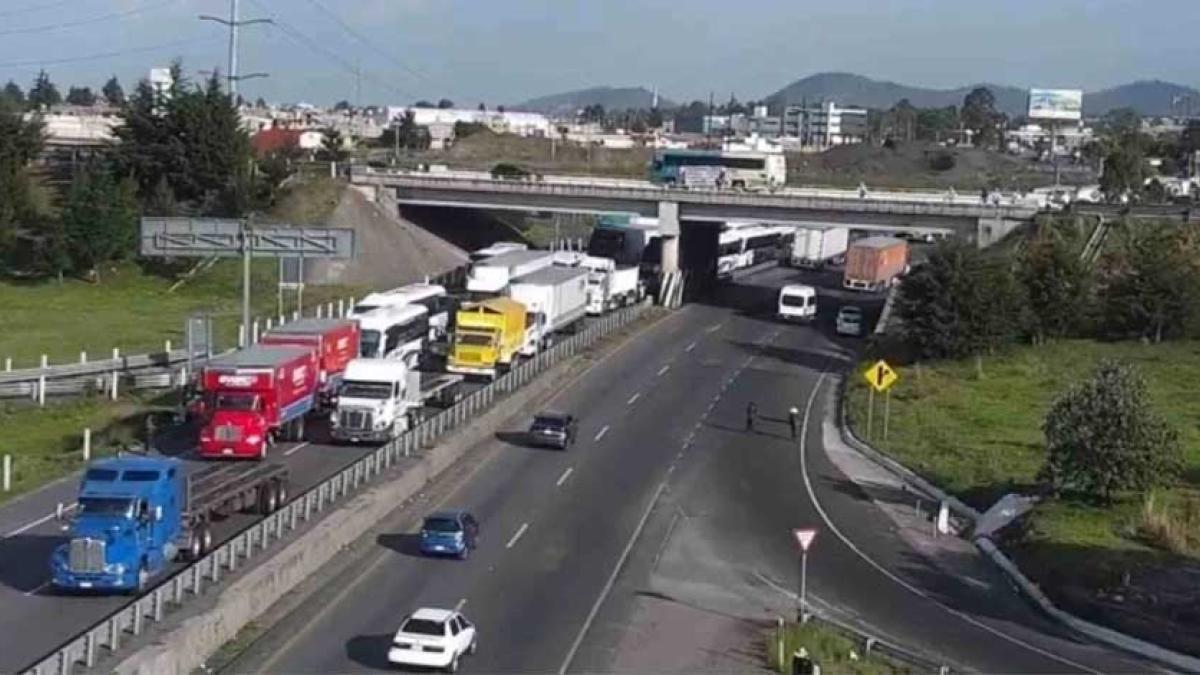 Reabren circulación en la autopista Toluca-Atlacomulco tras 10 horas de bloqueo