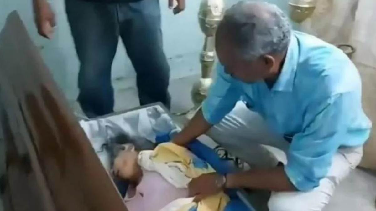 Abuela fue declarada muerta... en su funeral da señales de vida golpeando su ataúd