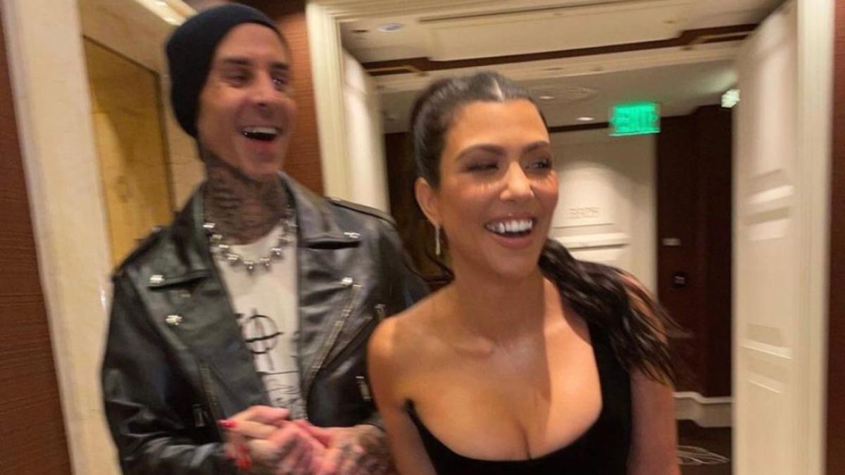 Kourtney Kardashian le revela a Travis Barker que está embarazada... con una cartulina