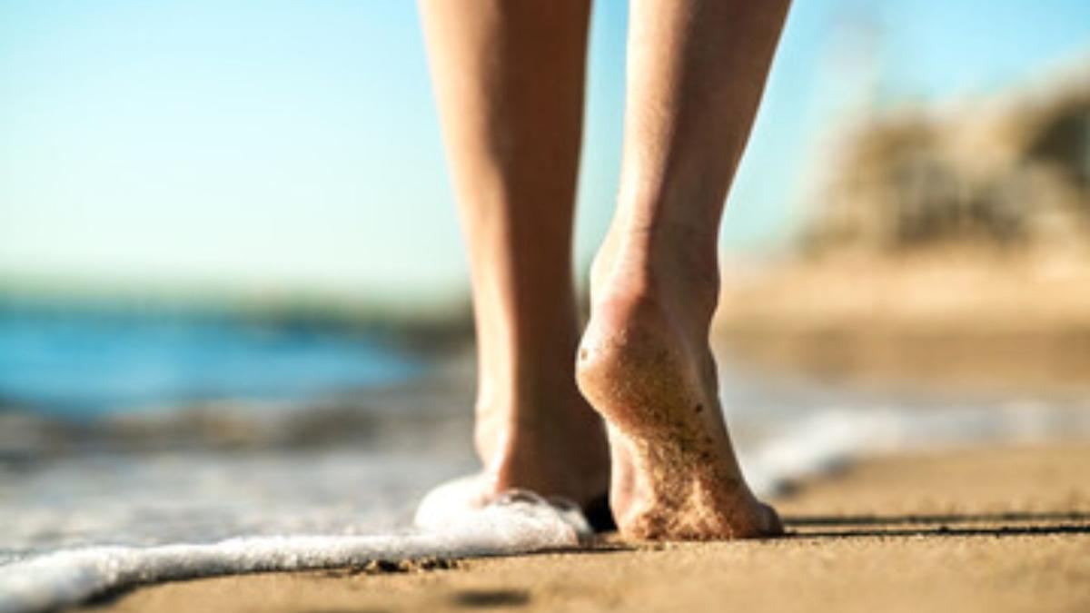 VIDEO. A Joven se le mete un parásito en el pie mientras caminaba en la playa