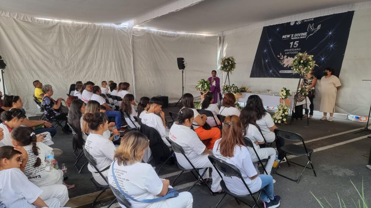 Recuerdan a los caídos con flores y oraciones