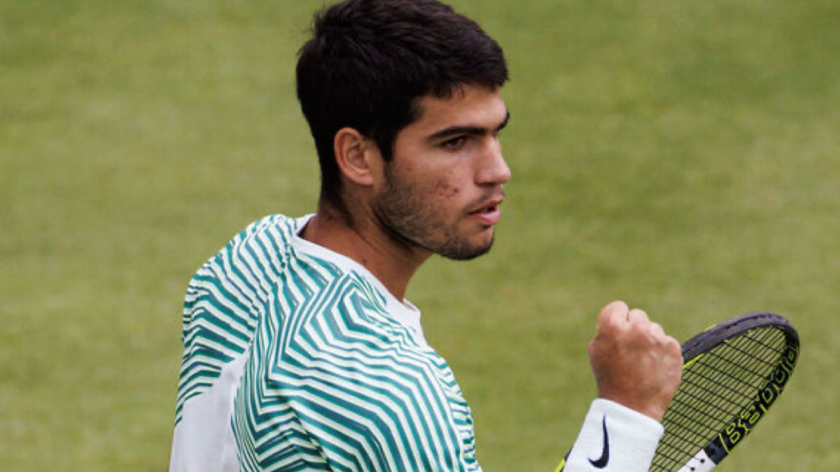 Carlos Alcaraz busca quitarle el trono a Novak Djokovic en el Queen’s Club