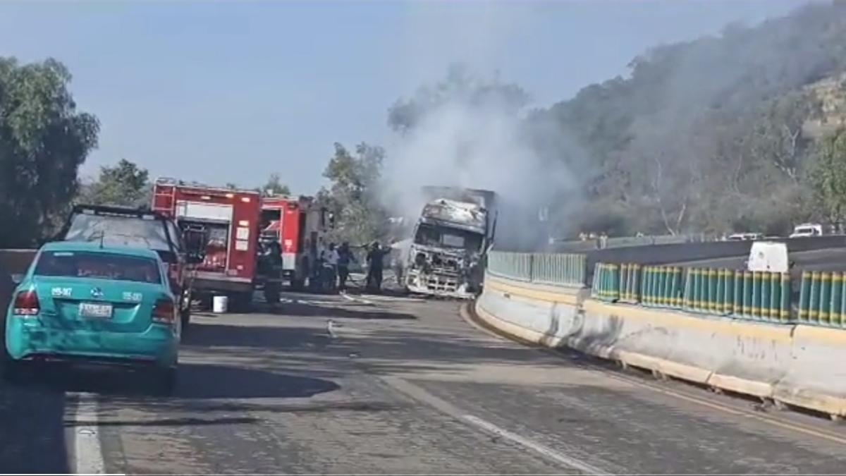 VIDEO. Incendio de tráiler en la México-Cuernavaca paraliza la circulación