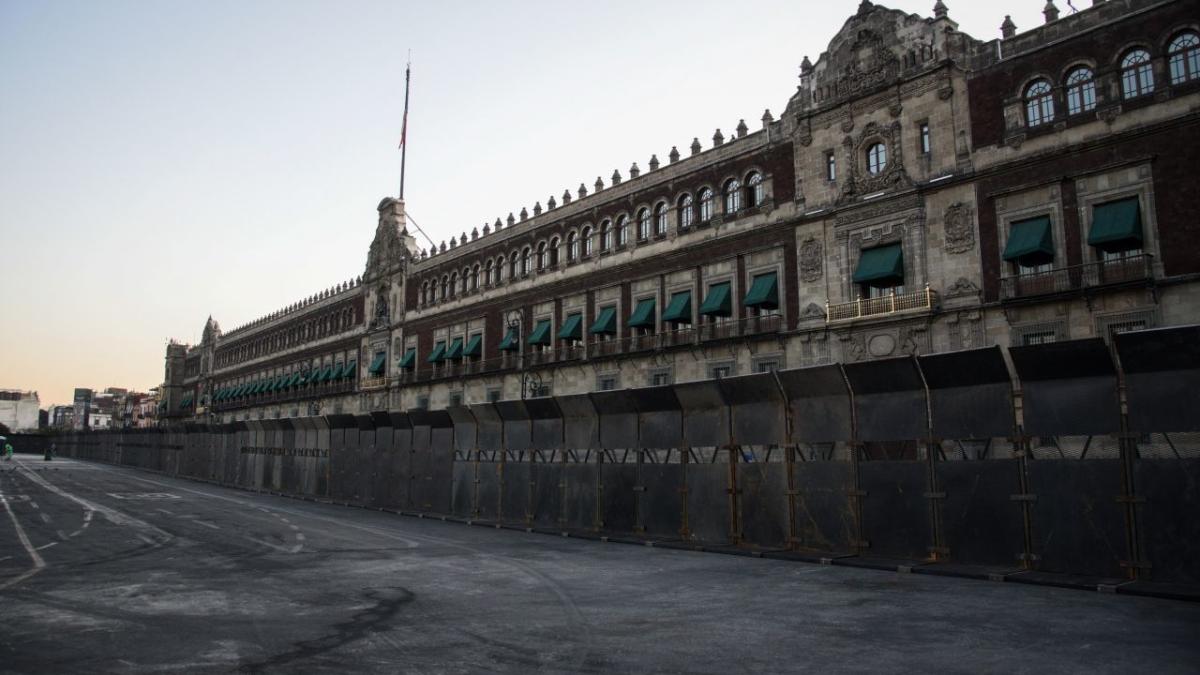 Normalistas colocan mantas en Palacio Nacional para exigir que atiendan sus demandas