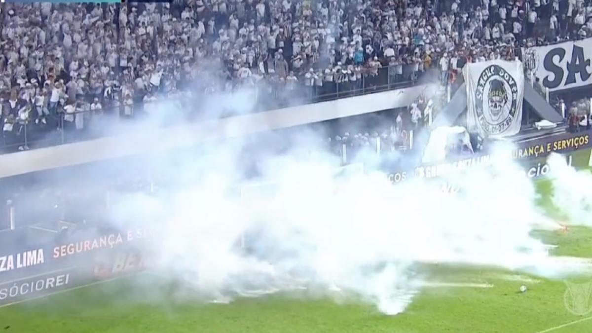 Santos vs Corinthians: Violencia en las gradas obliga a la cancelación del partido entre los clubes brasileños (Video)