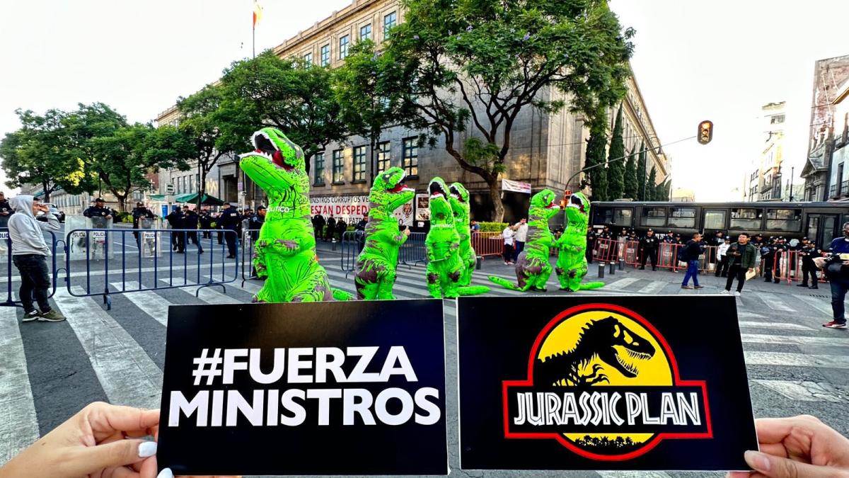 FOTOS. Xóchitl Gálvez envía botargas de dinosaurios a Palacio Nacional y a la Corte