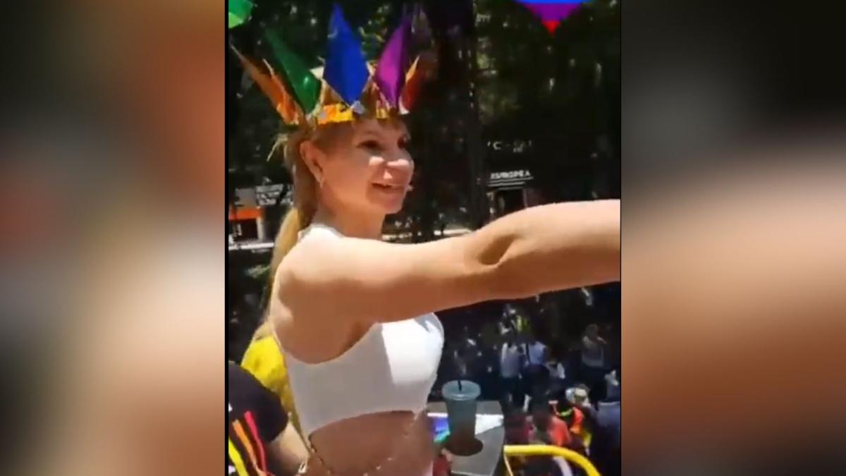 Mhoni Vidente recorre las calles durante la Marcha LGBT+ CDMX 2023