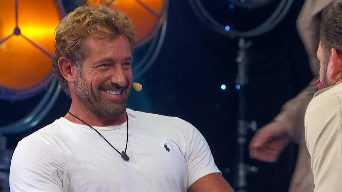 Gabriel Soto es captado rascándose la zona íntima y le dicen: 'viejo cochino' (VIDEO)