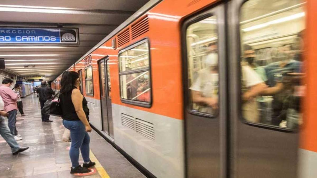 Metro CDMX: Realizan maniobras para rescatar a una persona que presuntamente se arrojó al paso del tren